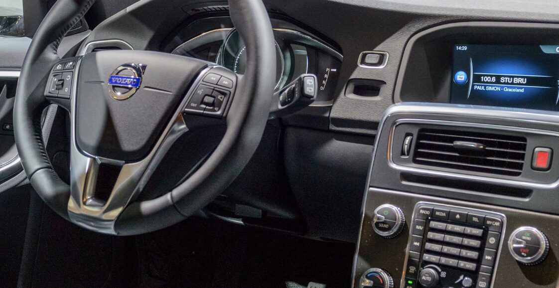 施工事例「【笠間市】コンプレッサー交換でボルボ V60のエアコン不調を解決！」のサムネイル